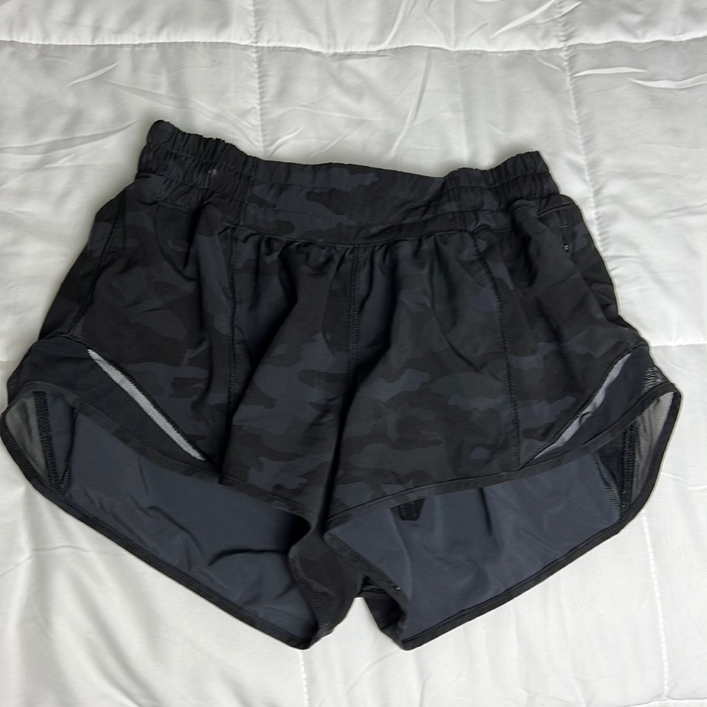 Lululemon Hotty Hot low rise lined Short